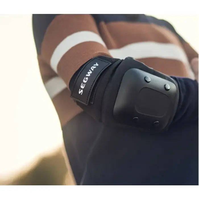 Coudière du kit de protections Segway Ninebot portée en extérieur