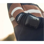 Coudière du kit de protections Segway Ninebot portée en extérieur