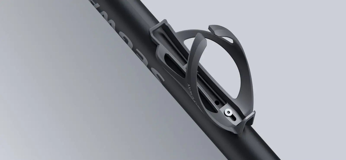 Porte-bouteille Segway Ninebot fixé sur le tube d'une trottinette électrique