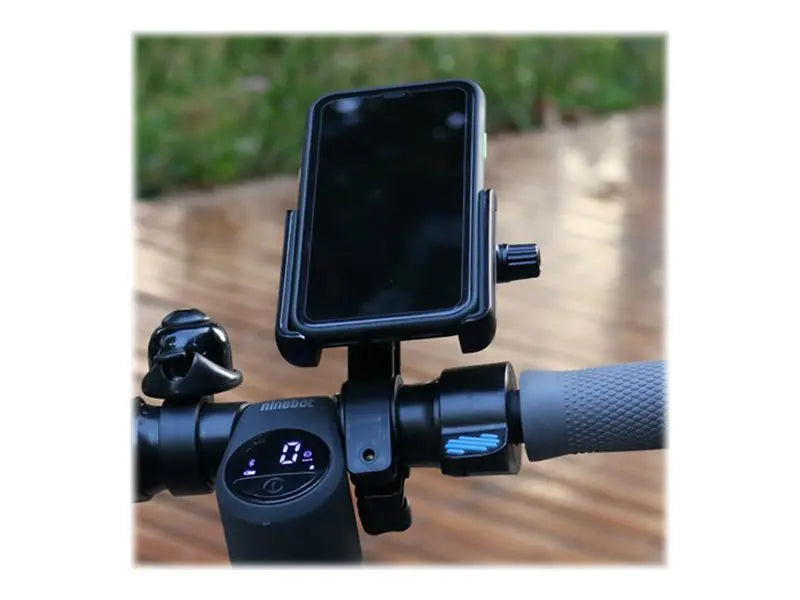 Smartphone fixé sur le support Ninebot au guidon d'une trottinette électrique Segway