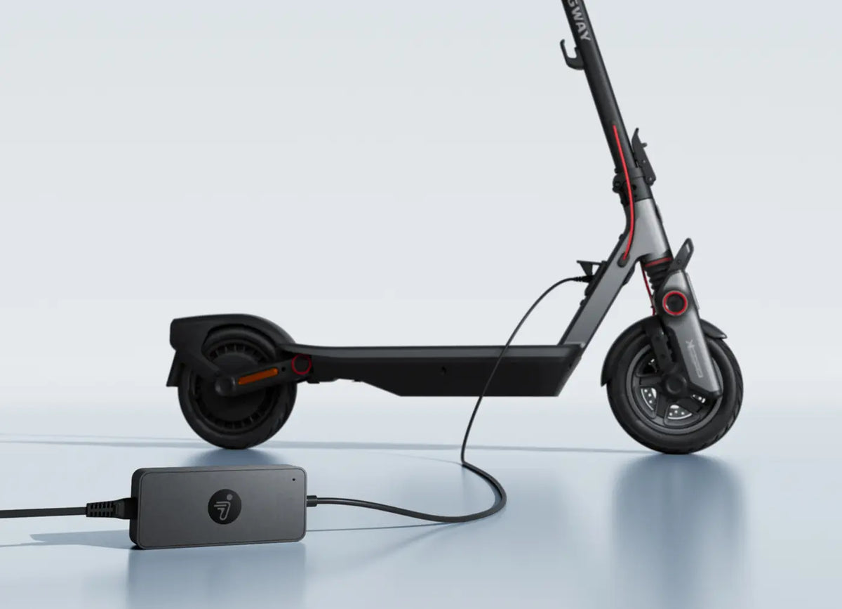 Chargeur rapide Segway Ninebot branché sur une trottinette électrique
