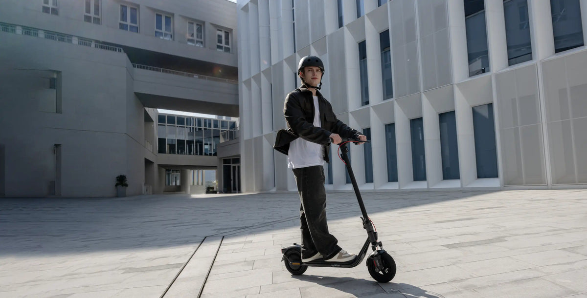 Homme conduisant la trottinette électrique Segway Ninebot F2 E II en milieu urbain