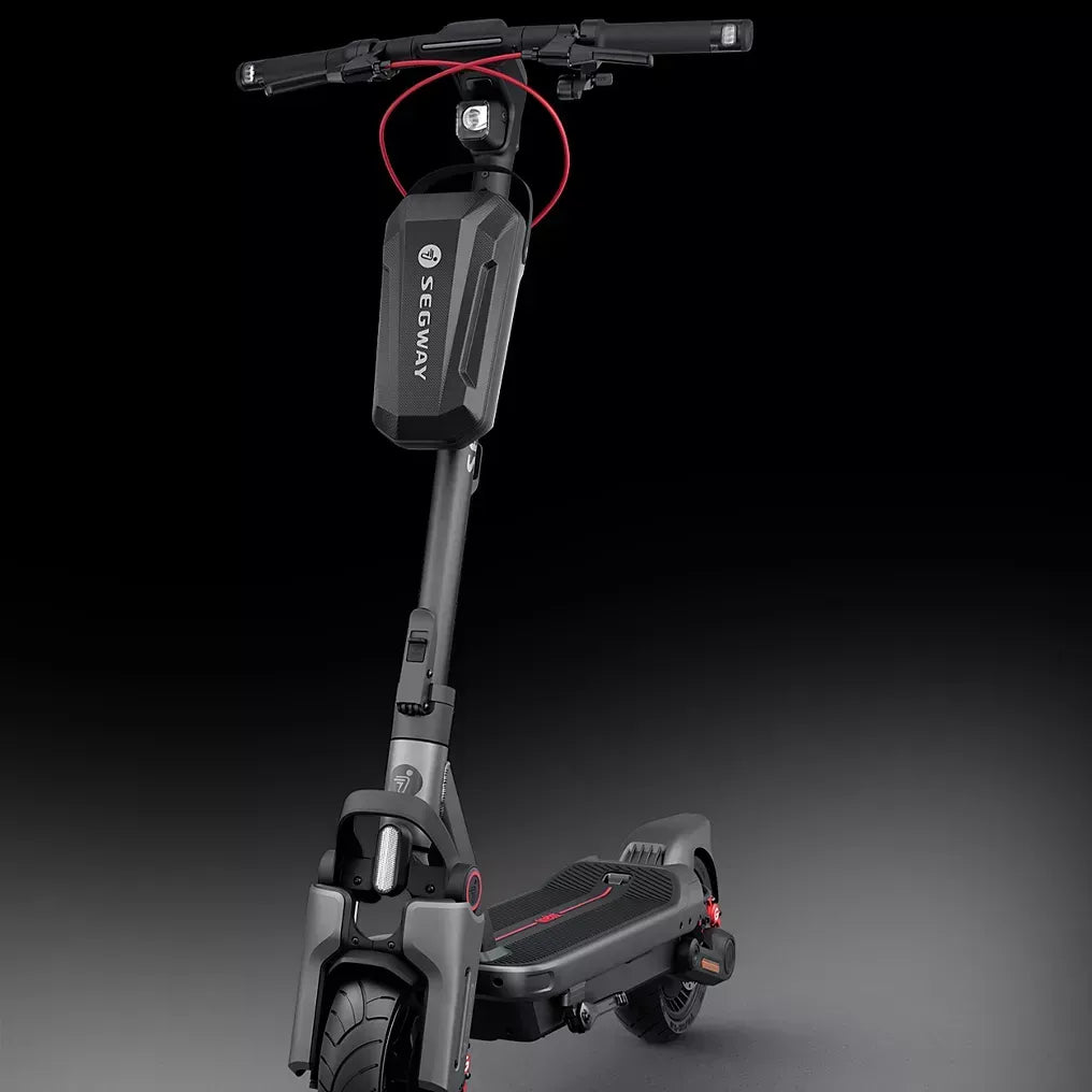 Sacoche avant Segway Ninebot montée sur la potence d'une trottinette électrique