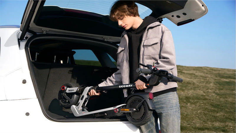 Trottinette Segway Ninebot E3 E pliée et rangée dans le coffre d'une voiture