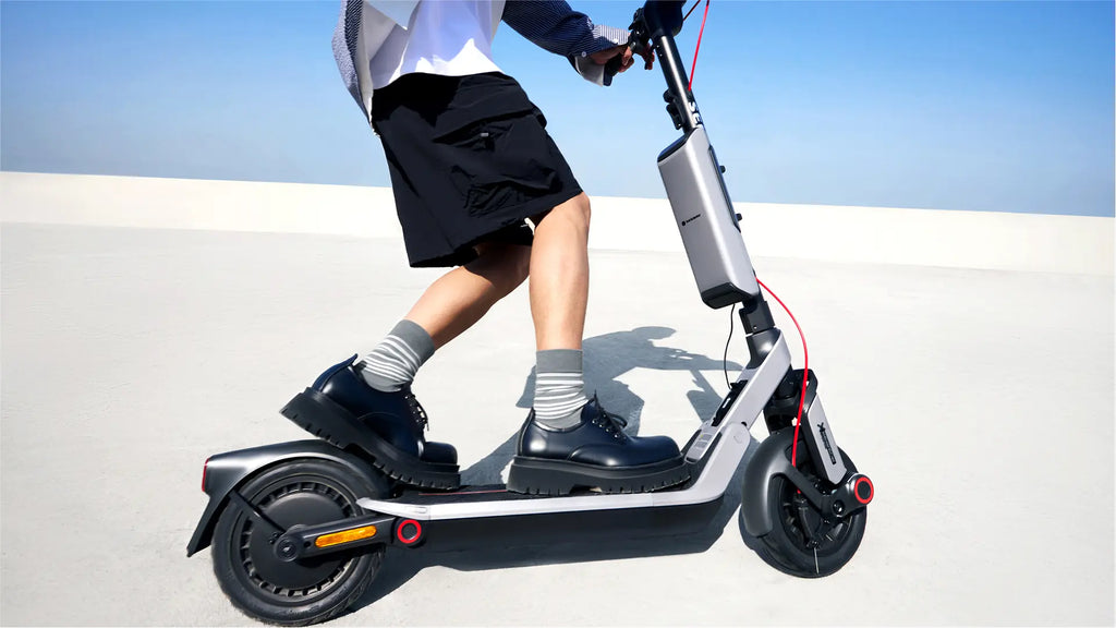 Personne roulant sur une trottinette électrique Segway Ninebot E3 E