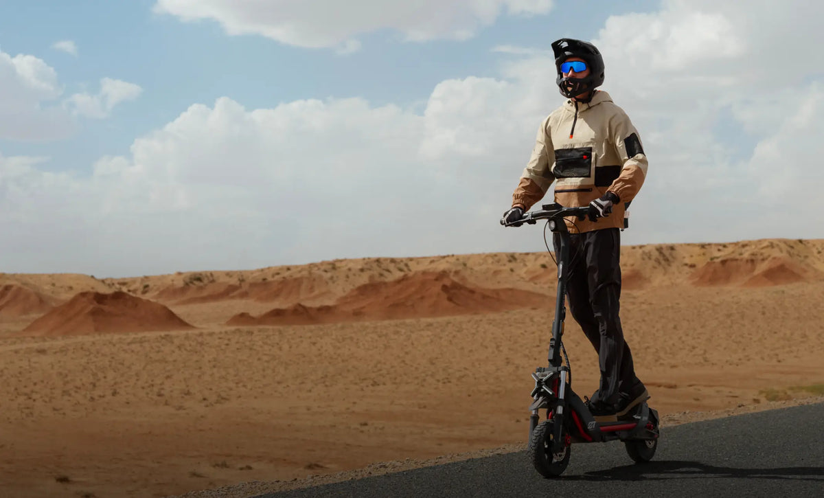 Personne roulant sur la trottinette tout-terrain Segway ZT3 Pro E dans le désert