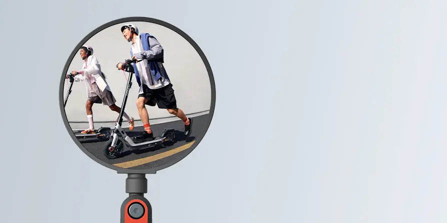 Rétroviseur Segway Ninebot reflétant des conducteurs de trottinette électrique