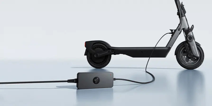 Chargeur rapide Segway Ninebot 3,9 A connecté à une trottinette électrique en charge