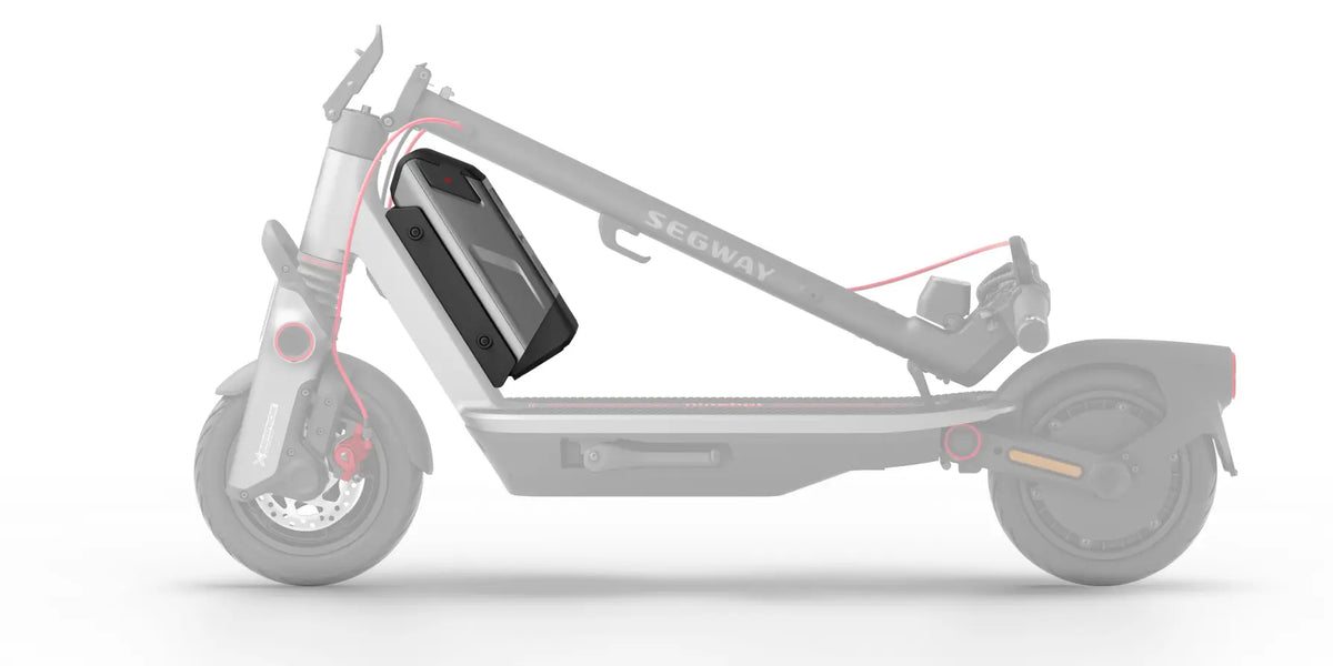 Batterie externe 48V Segway montée sur la potence d'une trottinette électrique
