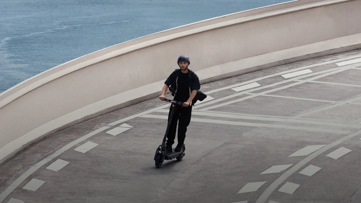 Personne roulant sur la trottinette électrique Ninebot MAX G3 E en bord de mer