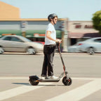 Homme circulant en ville sur une trottinette électrique Segway Ninebot E3 E