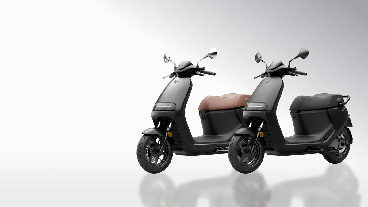 Deux scooters électriques Segway E150 S sur fond blanc, vue de trois quarts