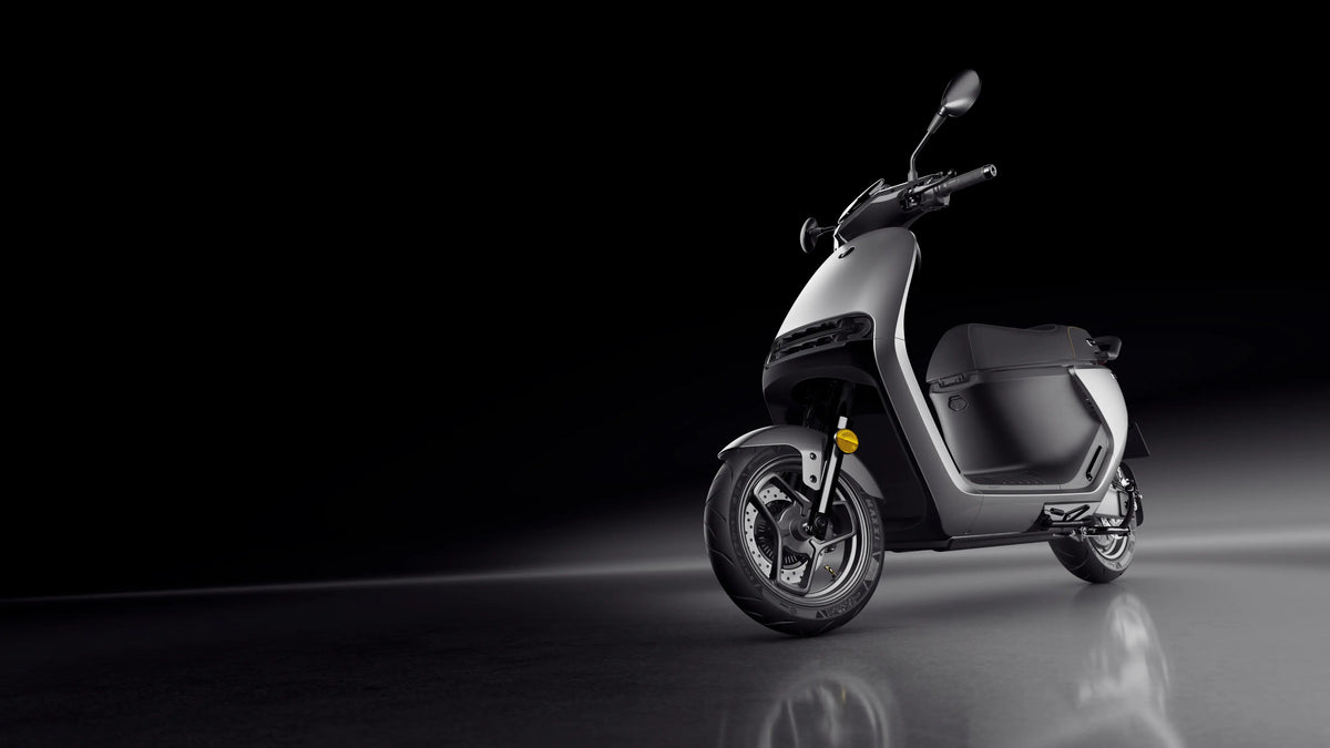 Scooter électrique Segway E250 S argenté, vue de trois quarts sur fond noir