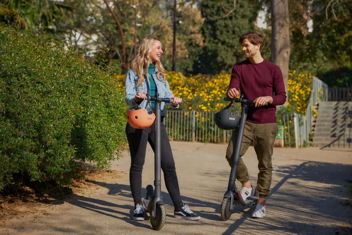 Couple portant des casques Segway Ninebot lors d'une balade à trottinette