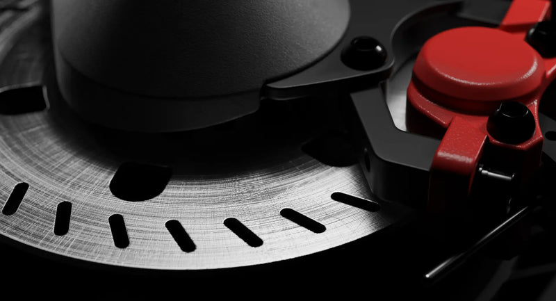 Frein à disque et étrier rouge de la trottinette électrique Segway GT3 E, gros plan