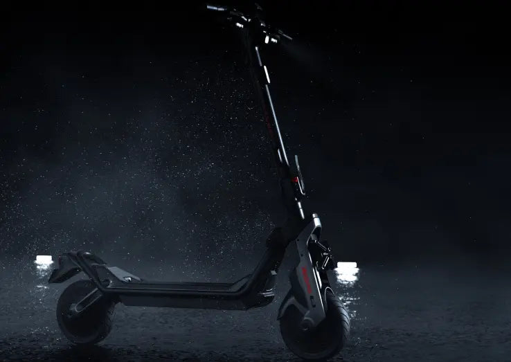 Trottinette électrique Segway GT3 E avec éclairage allumé, sous la pluie