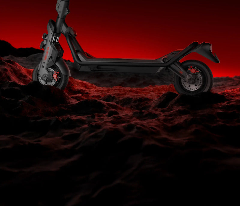 Trottinette électrique Segway GT3 E mise en scène sur fond rouge