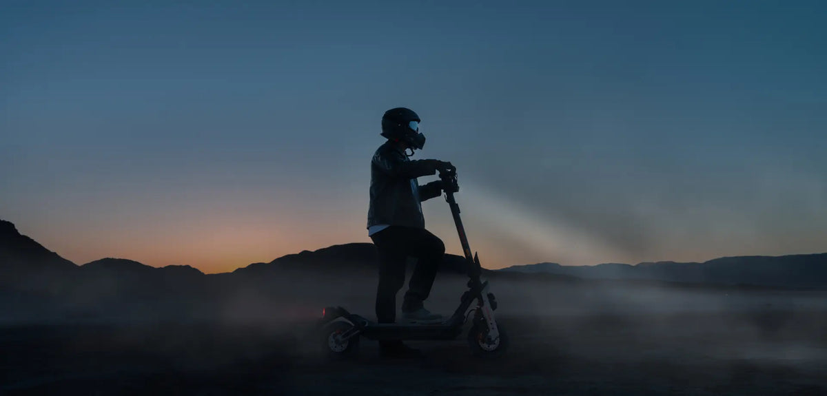 Conducteur sur la trottinette Segway GT3 Pro au crépuscule, phare allumé