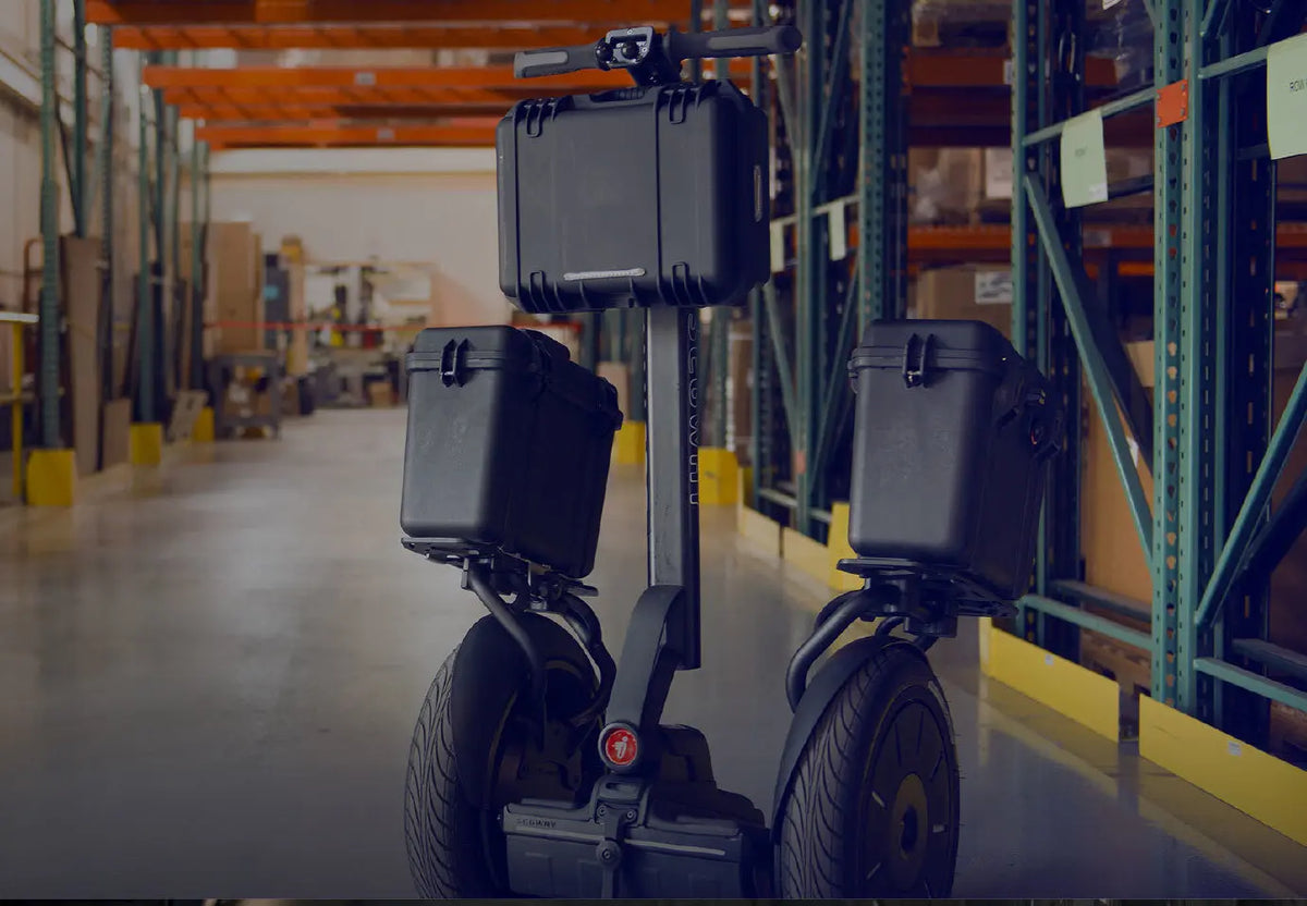 Gyropode Segway i2 SE équipé d'une mallette dans un entrepôt logistique