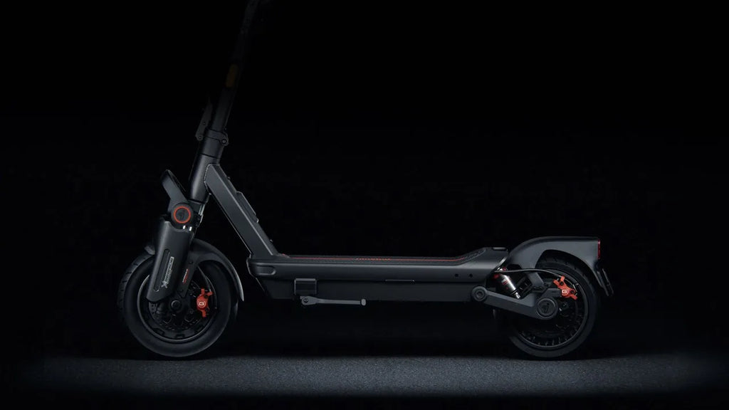 Vue de profil de la Ninebot MAX G3 Pro E sur fond noir