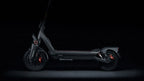 Vue de profil de la Ninebot MAX G3 Pro E sur fond noir