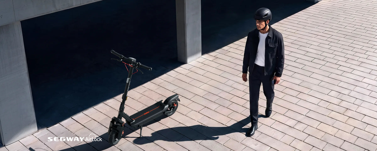 Conducteur s'approchant de sa Ninebot MAX G3 Pro E, déverrouillage automatique Segway AirLock