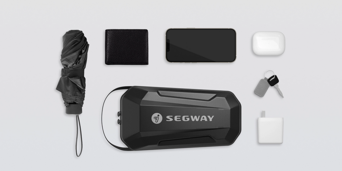 Sacoche avant Segway Ninebot et objets du quotidien illustrant sa capacité de rangement
