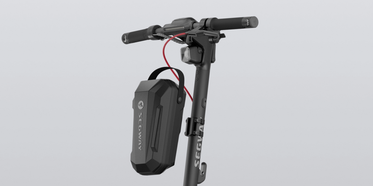 Sacoche avant rigide Segway Ninebot fixée sur la potence d'une trottinette électrique