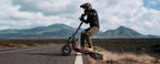 Pilote franchissant un terrain accidenté sur la Segway ZT3 MAX E