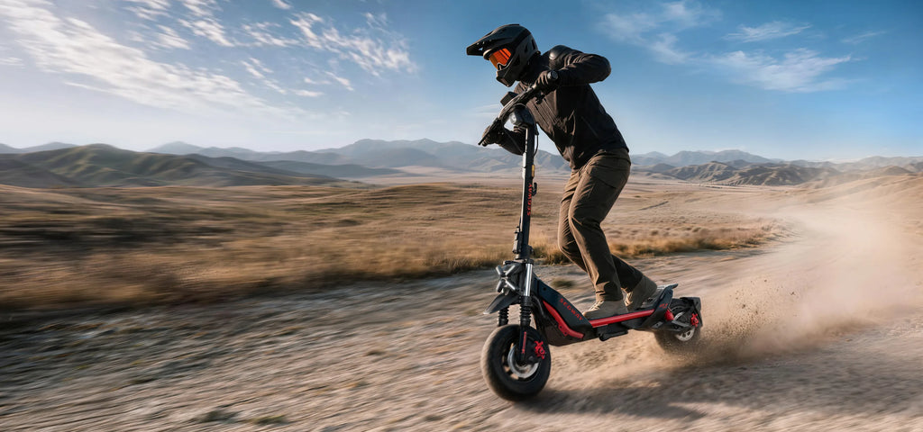 Pilote sur la trottinette électrique tout-terrain Segway ZT3 MAX E sur une piste de terre