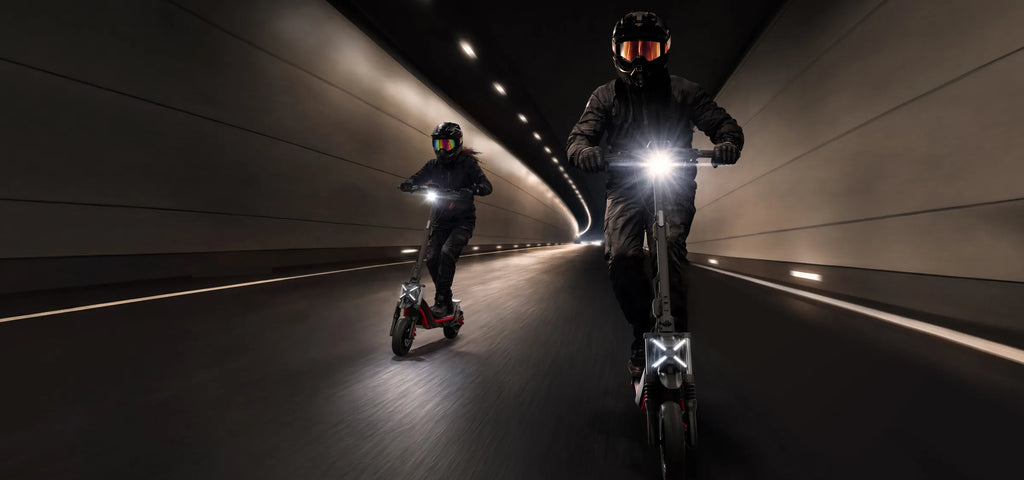 Deux pilotes sur des Segway ZT3 MAX E dans un tunnel, phares allumés
