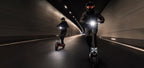 Deux pilotes sur des Segway ZT3 MAX E dans un tunnel, phares allumés