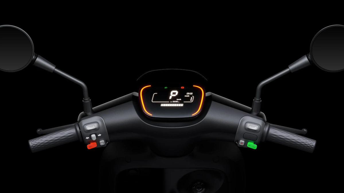 Tableau de bord et écran du scooter électrique Segway E300 SE avec poignées et rétroviseurs