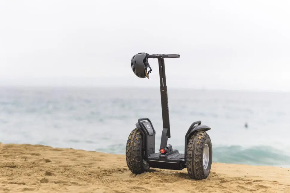 Gyropode tout-terrain Segway X2 SE stationné sur le sable