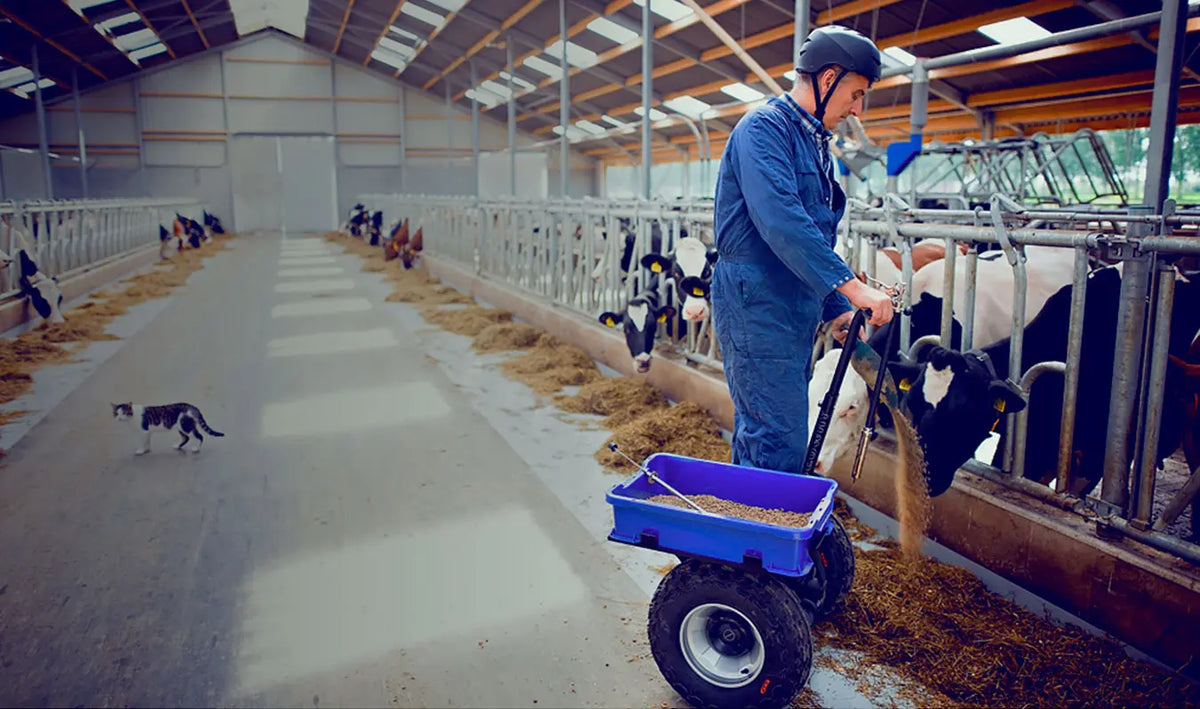Agriculteur sur le gyropode tout-terrain Segway i2 XE dans une étable