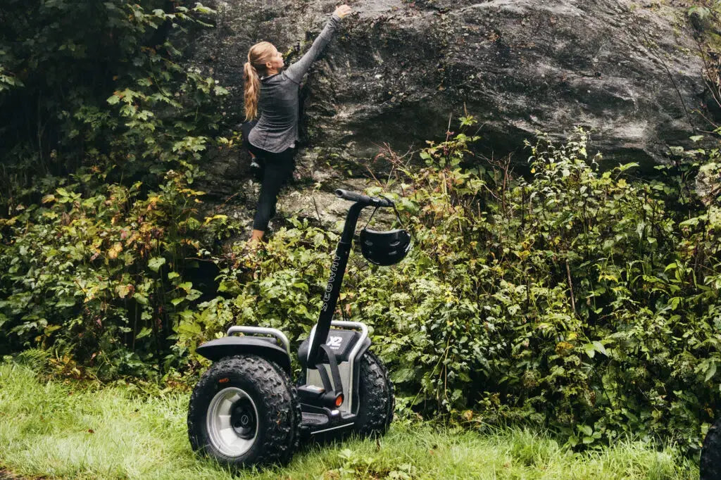 Gyropode Segway X2 SE utilisé pour atteindre des fruits en hauteur