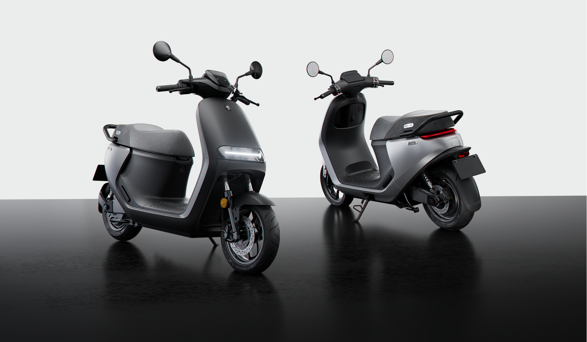 Segway eScooter E250 présenté dans ses deux finitions disponibles côte à côte : modèle en Argent mat et modèle en Noir mat, mettant en évidence les options de couleurs élégantes du scooter électrique