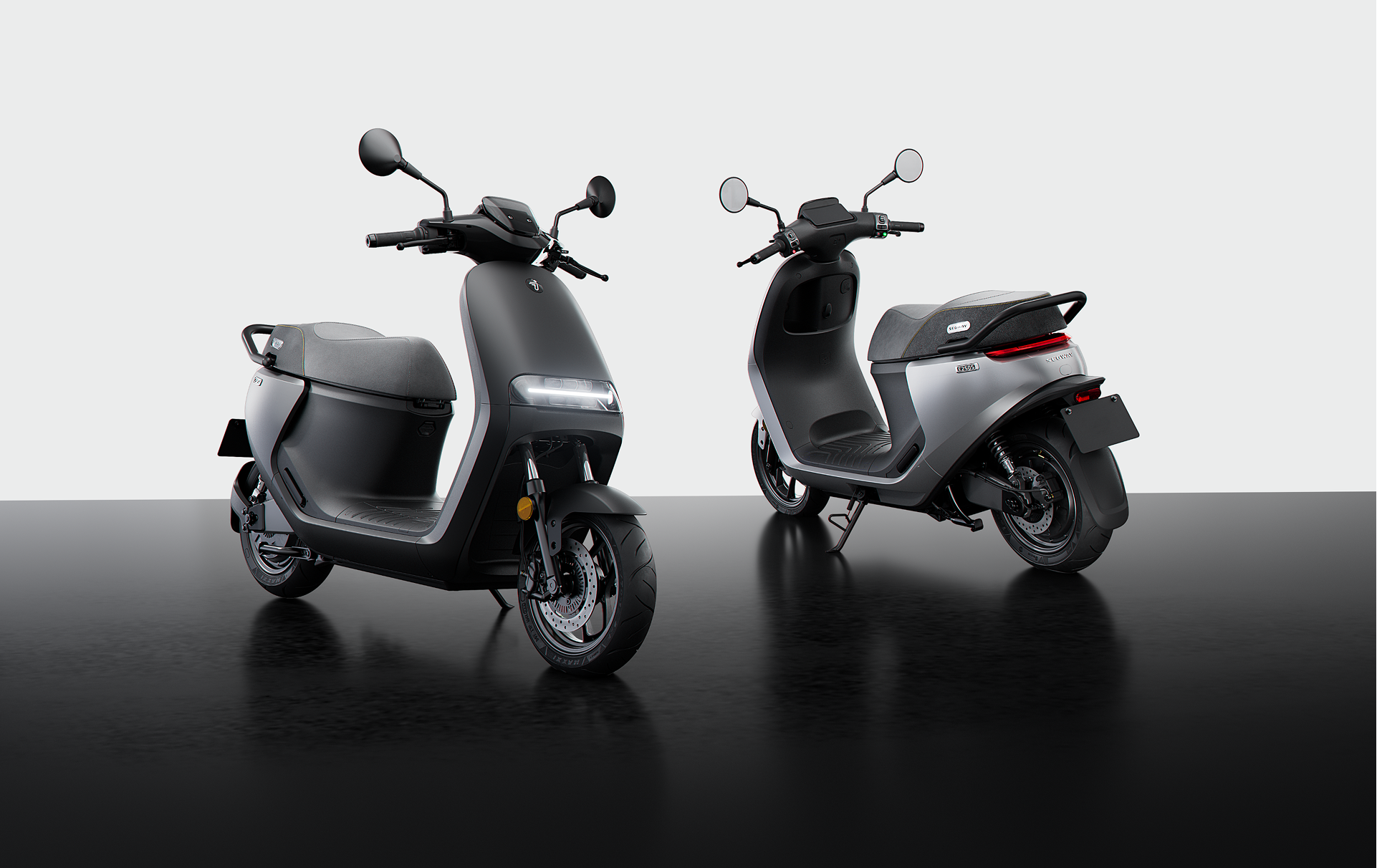 Segway eScooter E250 présenté dans ses deux finitions disponibles côte à côte : modèle en Argent mat et modèle en Noir mat, mettant en évidence les options de couleurs élégantes du scooter électrique