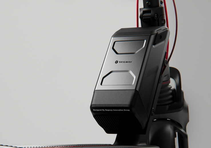 Batterie externe Segway-Ninebot 48V posée sur une trottinette ninbot F3, vue de face